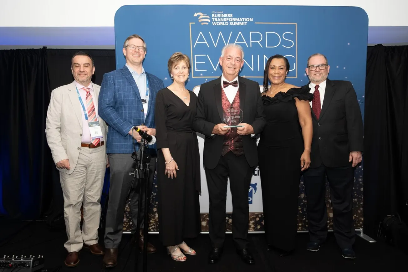 El DMV de Virginia recibe premio internacional por su transformación institucional