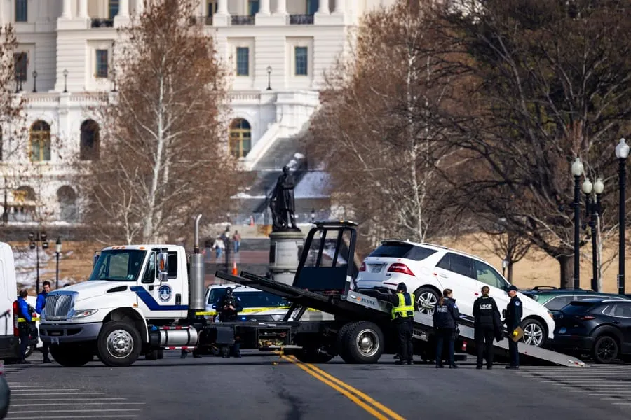 Arrestan a hombre con escopeta cargada frente al Capitolio de EEUU