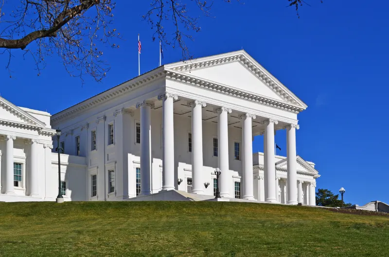 Nuevo presupuesto estatal de Virginia prioriza maestros y servicios esenciales