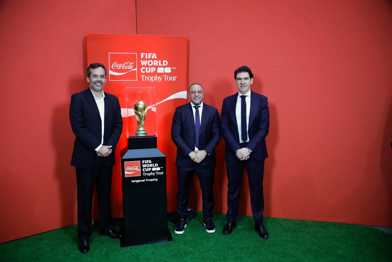Roberto Carlos y Karanka dan la bienvenida al trofeo del Mundial en su visita al Bernabéu