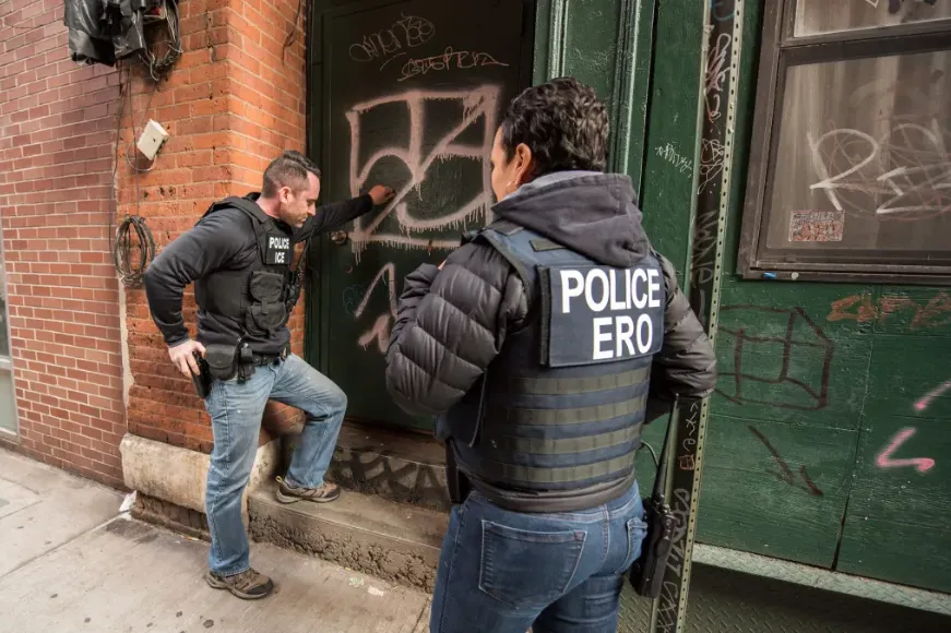 La gobernadora de Virginia Spanberger elimina la cooperación de la policía estatal con ICE