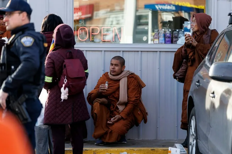 Monjes budistas completan histórica caminata de paz en Washington DC