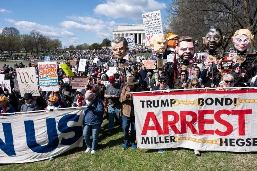 Multitudes toman las calles de DC en el “No Kings Day”