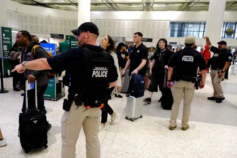 ICE se despliega en aeropuertos del país, pero aún no llega al DMV