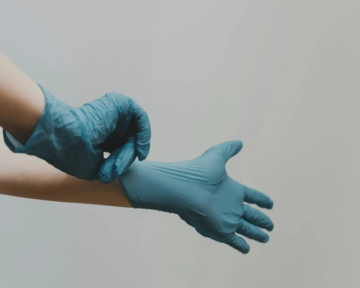 Profesional médico con equipo de protección en un entorno clínico