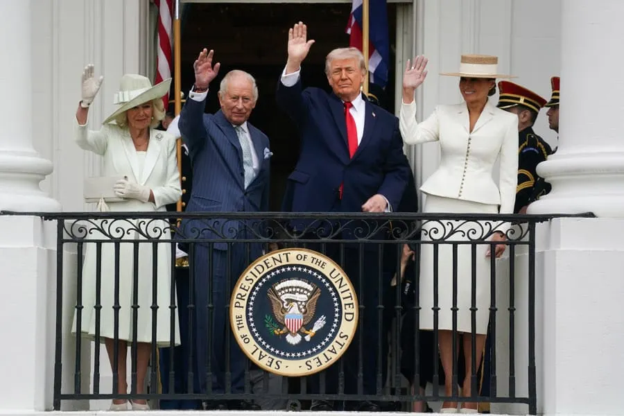 El Rey Carlos III desfila por Front Royal, Virginia, en su última parada en EEUU