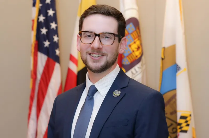 Bowie elige a Michael Estève como su nuevo alcalde