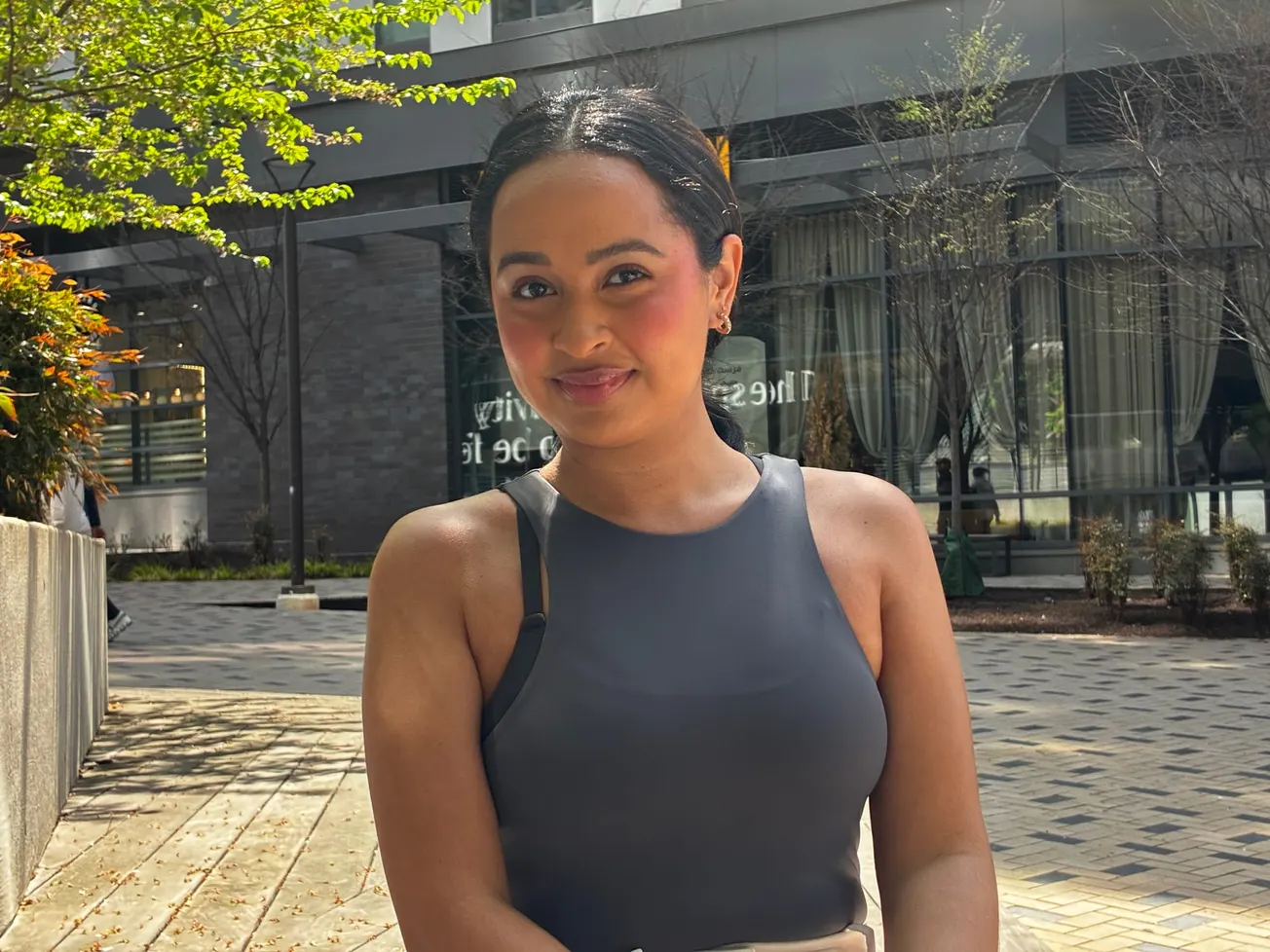 Cuando ser bilingüe es servir: una voz latina que conecta a Hyattsville