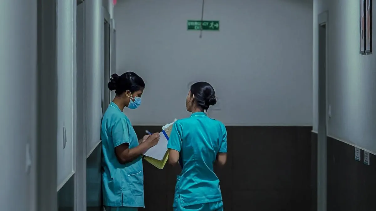 Tres empleados acusados por muerte de paciente en hospital psiquiátrico de DC