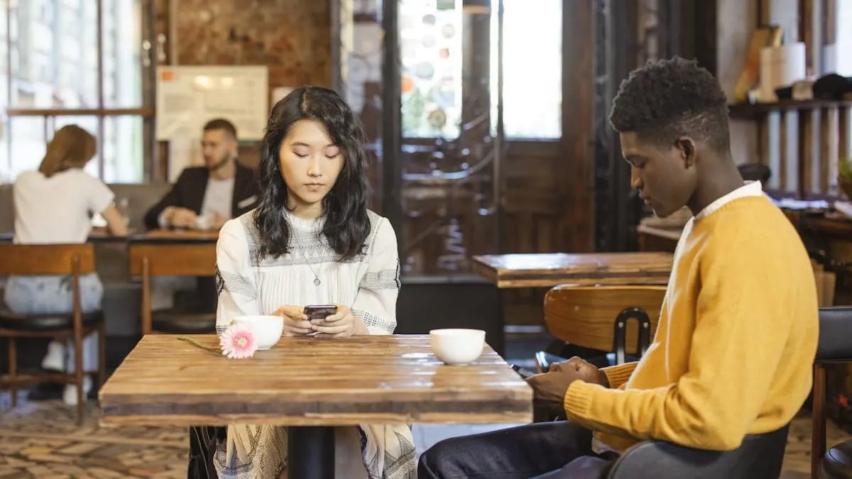 Experiencia “phone-free”: la nueva tendencia en los restaurantes de DC