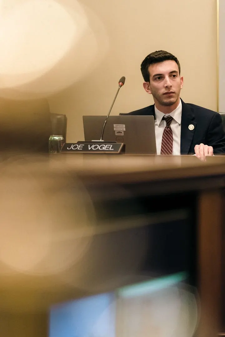 Joe Vogel busca que sus constituyentes tengan un asiento en la mesa