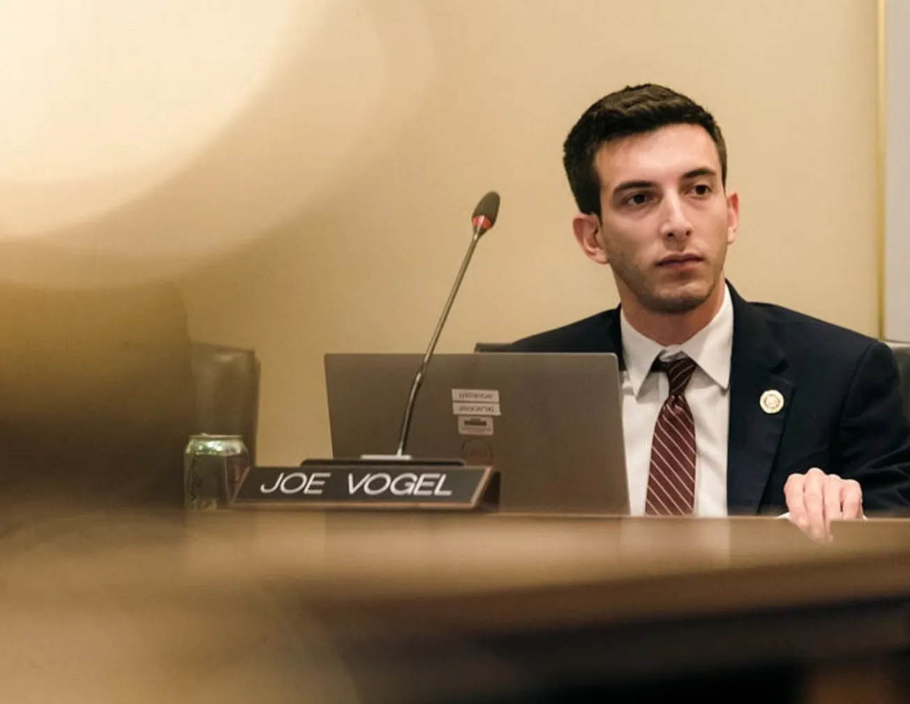 Joe Vogel busca que sus constituyentes tengan un asiento en la mesa