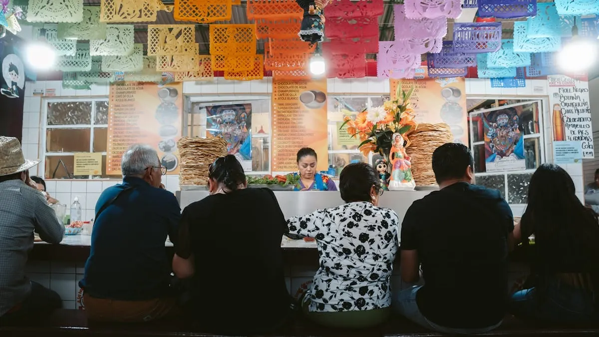 ICE, menos clientes y más cierres sacuden a los restaurantes latinos