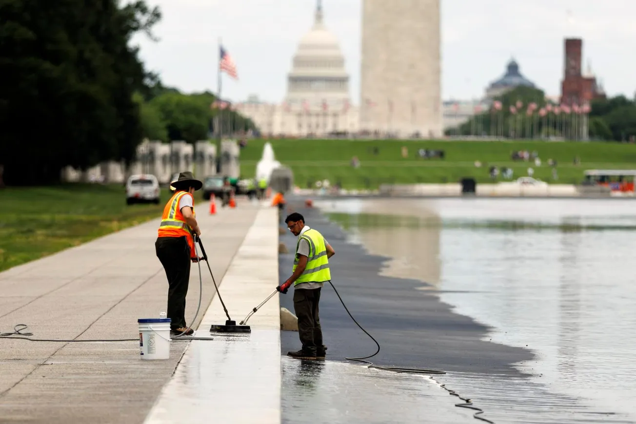 Algas verdes cubren el Reflecting Pool a 18 días de la fiesta del 4 de julio