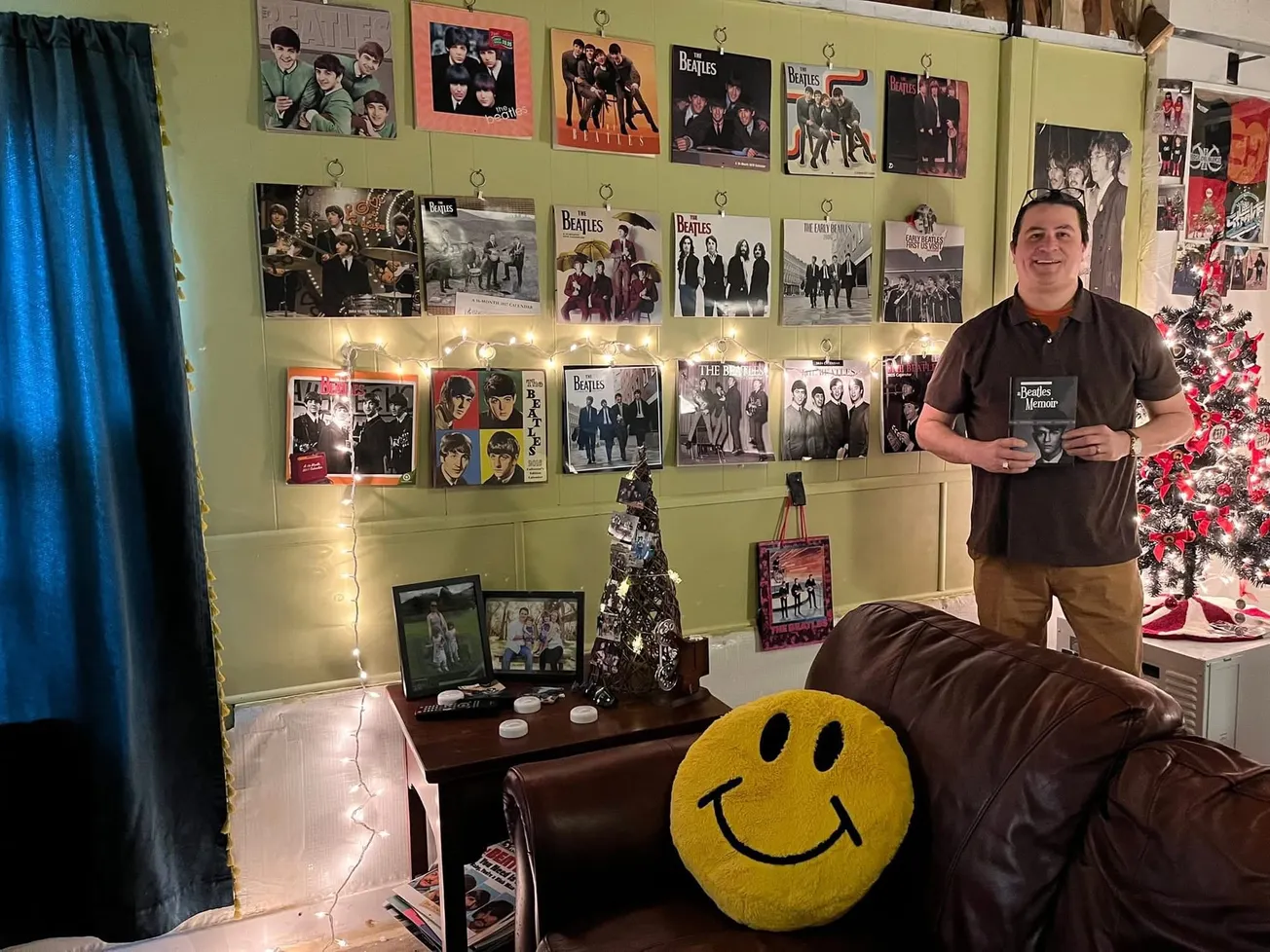 Autor salvadoreño publica libro de memorias inspirado en la guerra civil, la inmigración y el poder transformador de la música de The Beatles