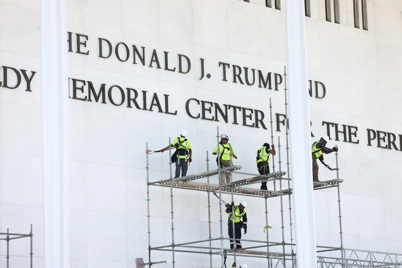 Juez ordena retirar el nombre de Trump del Kennedy Center hoy