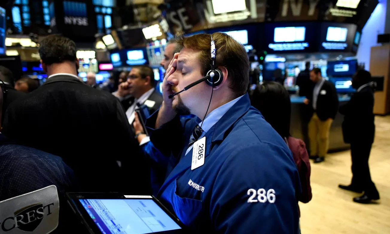 Dow Jones cayó 507 puntos tras señal de la Fed de posible alza de tasas