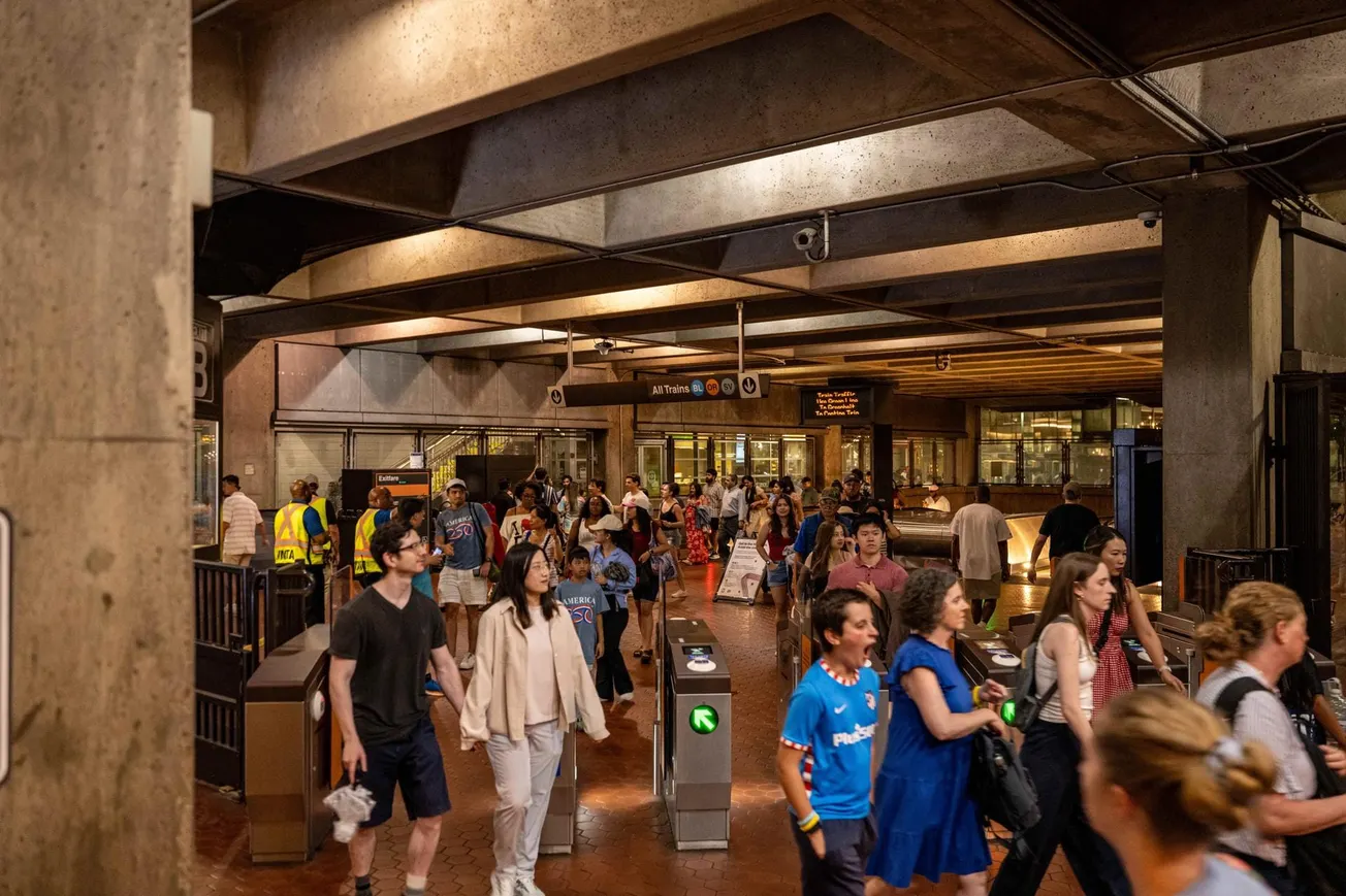 Metro Red Line: primera semana del cierre deja filas largas y retrasos en shuttles