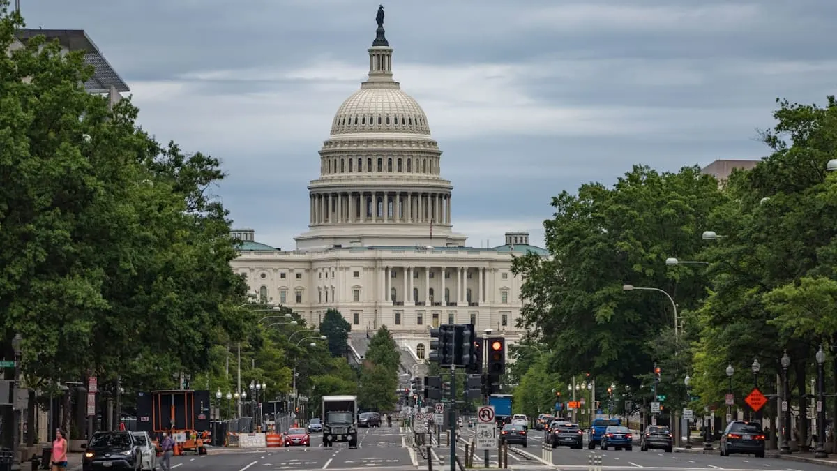 Personas caminando cerca de un edificio federal en Washington DC