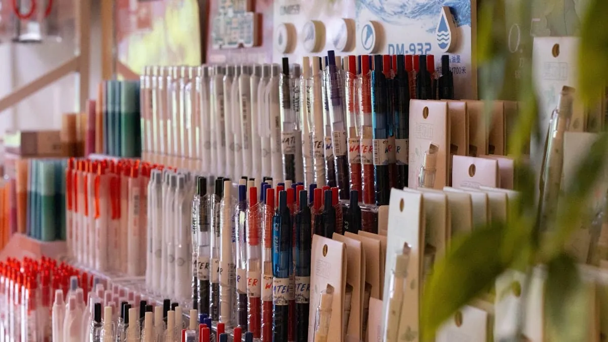 Útiles escolares en los estantes de una tienda