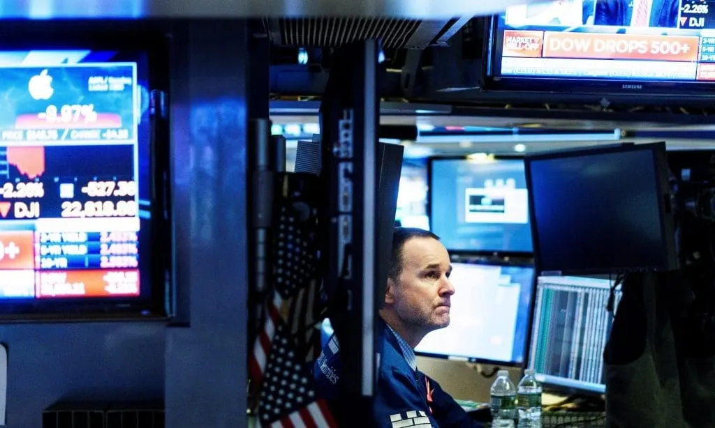 Dow retrocede de récord histórico mientras semiconductores caen hasta 4,7%
