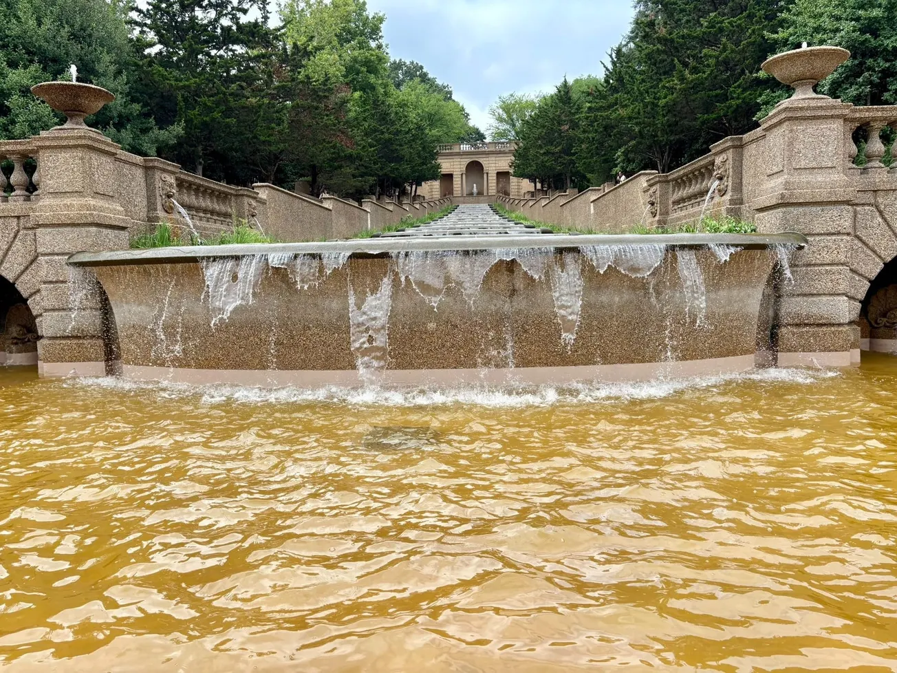 Fuente del parque Malcolm X se llena de agua marrón tras restauración de $16 millones