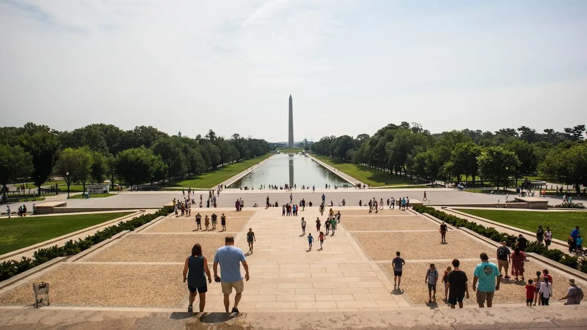 Personas caminando por el National Mall en un día soleado