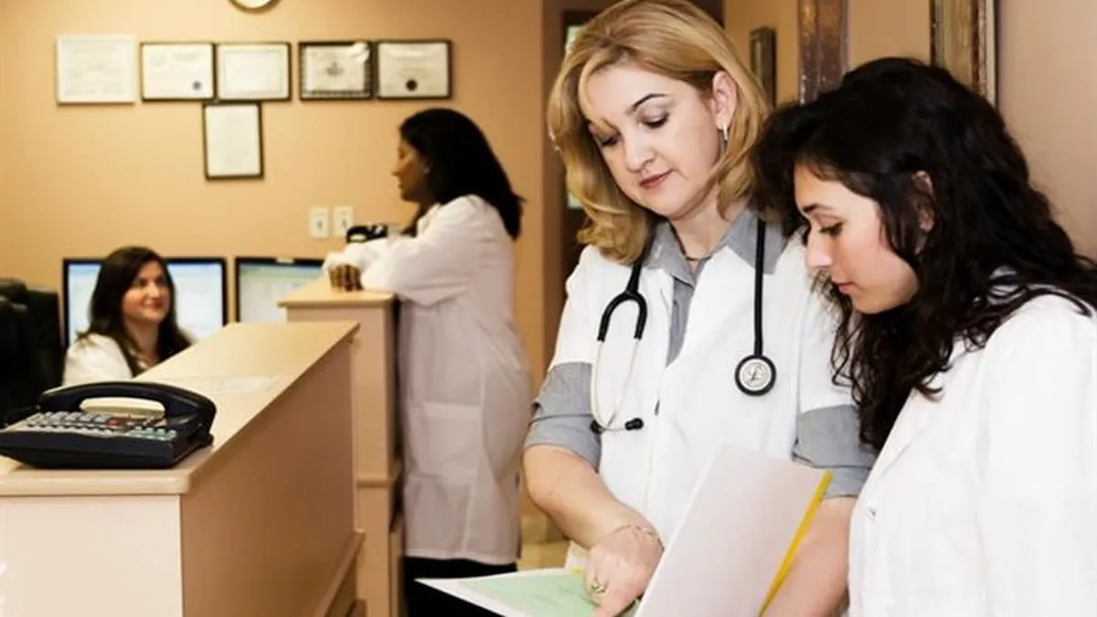 Mujer revisa un documento impreso de inscripción al seguro médico