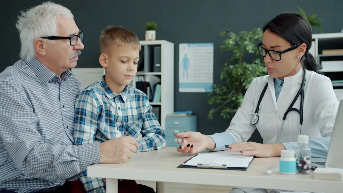 Una familia consulta con su médico sobre cobertura de salud