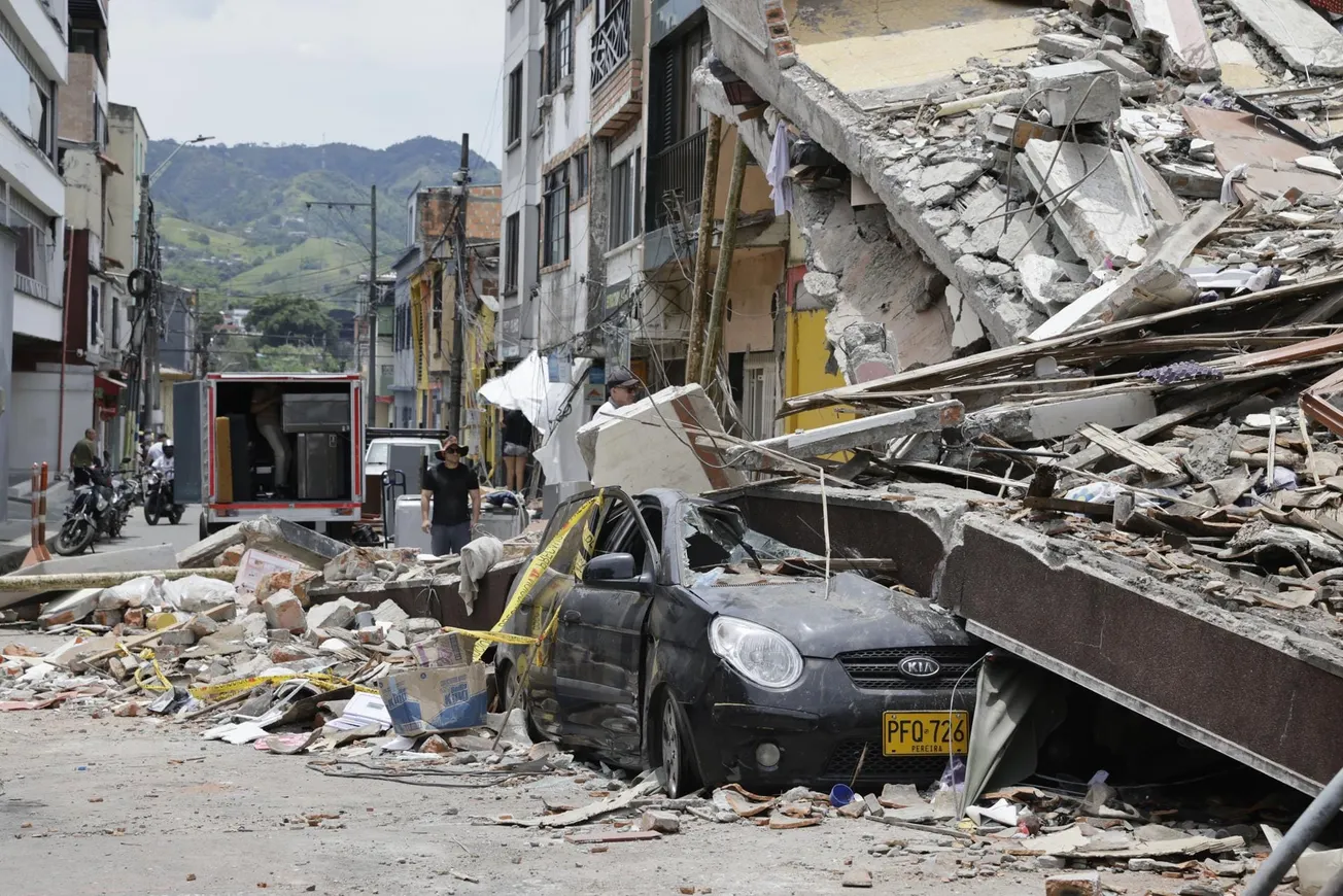 Bomberos de Fairfax buscan sobrevivientes tras sismo en Colombia