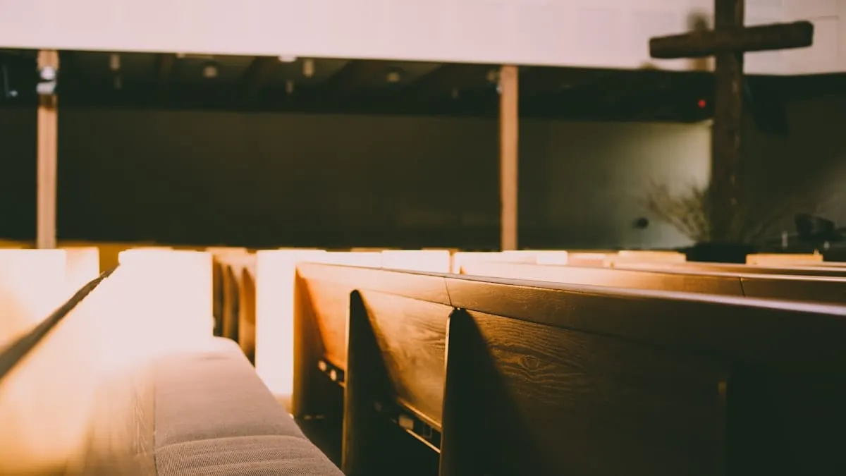 Interior vacío de una iglesia iluminado con luz natural