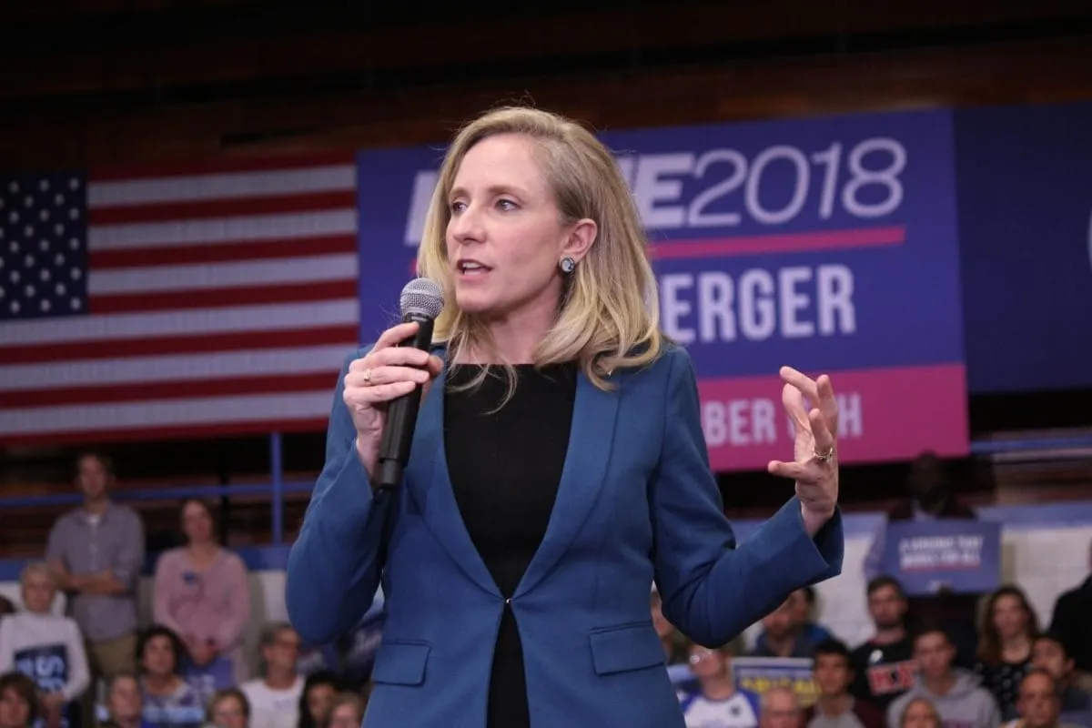 Spanberger firma orden para proteger Medicaid y SNAP de 2,6 millones de virginianos