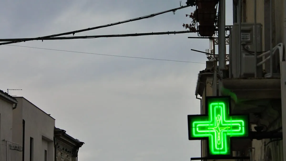 Letrero verde de farmacia iluminado en una calle