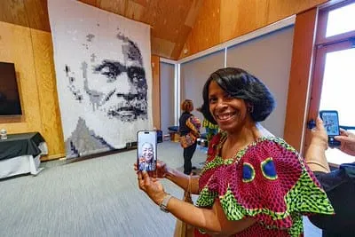 Descendientes de Josiah Henson develan edredón conmemorativo en Maryland