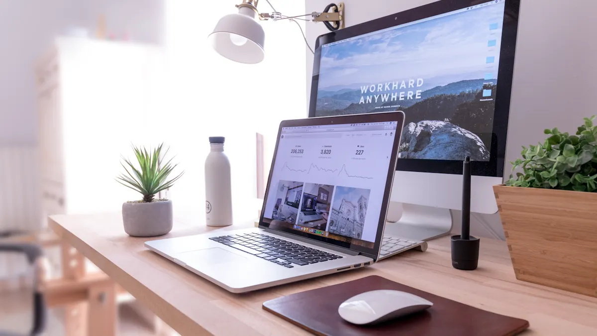 MacBook Pro junto a un iMac blanco sobre un escritorio
