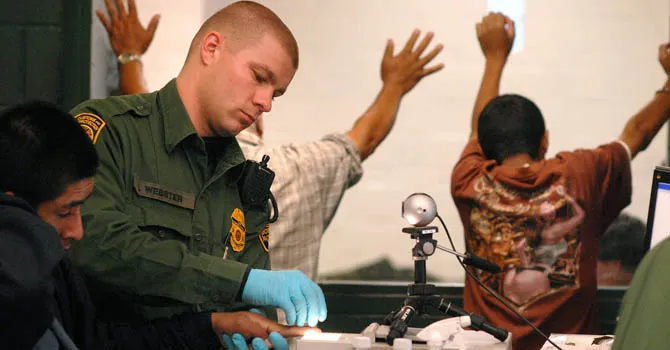 Patrulla fronteriza de California detiene a dos grupos de migrantes furtivos