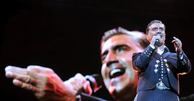 Piden que se deje de cantar 'Mátalas', de Alejandro Fernández, por violenta