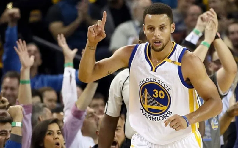 Stephen Curry regresa a la acción ante los Raptors