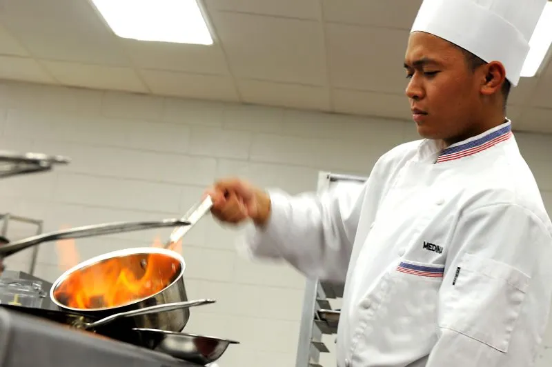 Más restaurantes se unen a programa de ICE para evitar contratar a inmigrantes indocumentados
