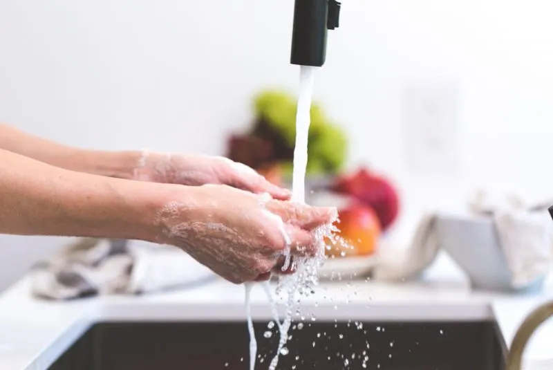 Uso excesivo de gel antibacterial provocaría enfermedades en la piel