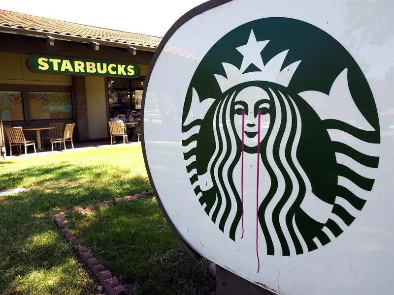 Hombre derrama su té y se estrella contra Starbucks de Maryland