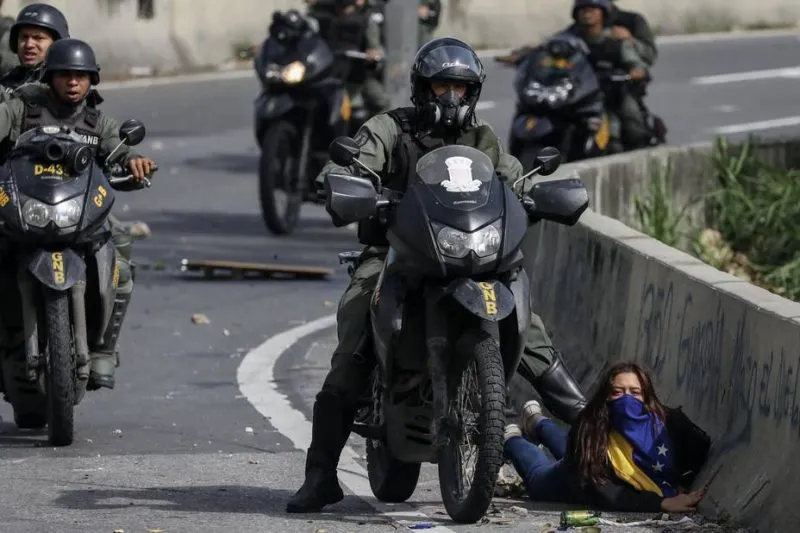 Régimen de Maduro reprime a manifestantes en la frontera con Colombia (video)