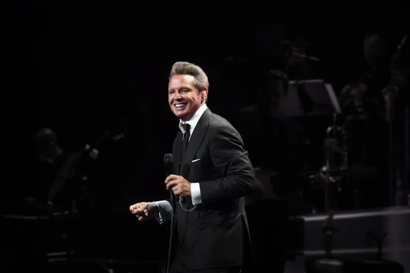 Las atrevidas caricias de Luis Miguel a su novia de 19 años