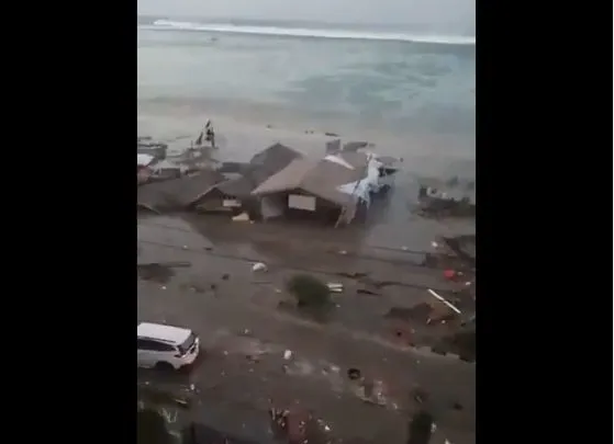 Registran en video el impacto del tsunami en la costa de Indonesia