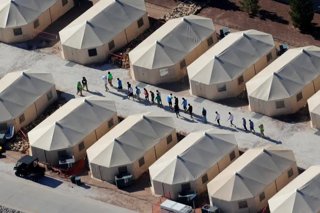 Hijos de inmigrantes son trasladados a campamento en Texas