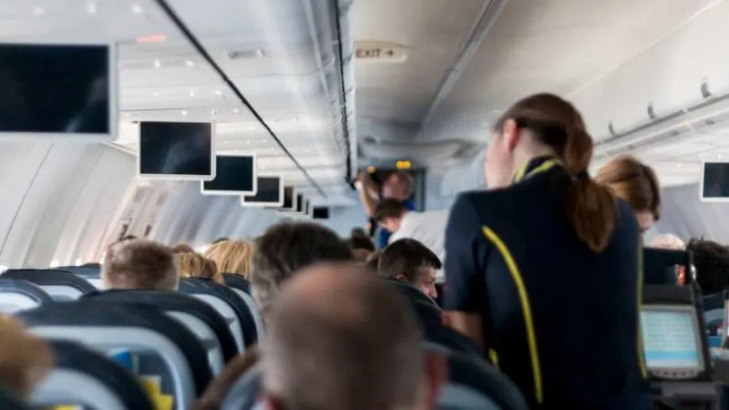 Azafata amamanta a la bebé de una desconocida que se quedó sin leche en pleno vuelo
