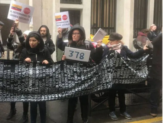 "Tenemos un presidente que no es autónomo": así recibieron a Duque colombianos en Francia