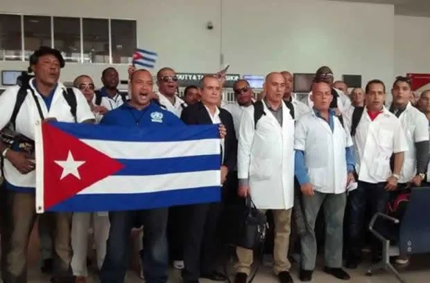 Galenos salvadoreños piden destituir a ministra por avalar operaciones de médicos cubanos