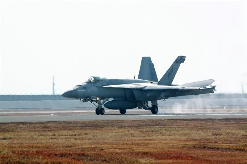 Dos marines rescatados y cinco desaparecidos tras accidente aéreo en Japón