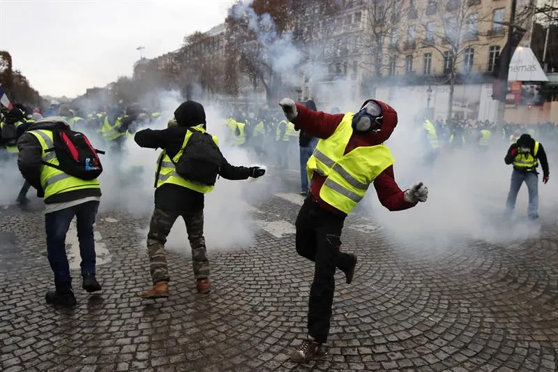 Destrozos en París durante protesta violenta de los chalecos amarillos